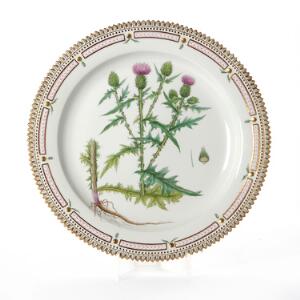 Flora Danica stort rundt fad af porcelæn, dekoreret i farver og guld med blomster. 3577. Royal Copenhagen. Diam. 38,5 cm.