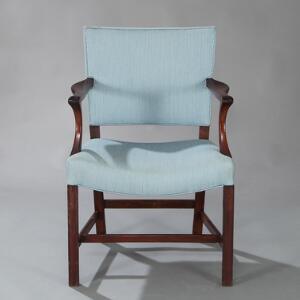Rud. Rasmussen Armstol af mahogni, sæde og ryg med betræk af blå uld. Udført hos Rud. Rasmussens fabrik for egetræsmøbler.