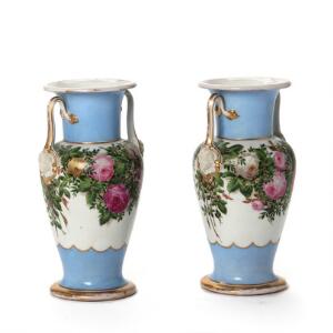 Et par prydvaser af porcelæn, dekoreret i farver med rosa farvede roser og hvidtjørn. BG, ca. 1870. H. 23 2
