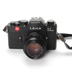 Leica spejlreflex kamera, mrk R 3 Electronic med Leitz Wetzlar objektiv nr. 2493941 og tilhørende taske af læder.