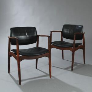 Erik Buck Et par armstole med stel af palisander. Sæde og ryg betrukket med sort skind. 2