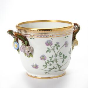 Flora Danica  vinkøler af porcelæn dekoreret i farver og guld med glomster. 3571. Royal Copenhagen. H. 16,5 cm. Diam. 26 cm.