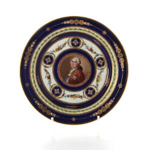 Fransk tallerken af porcelæn dekoreret i farver og guld med juveler. Sevres mærke. Diam. 24 cm.