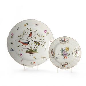 Meissen Fugletallerken, skiltemodel, af porcelæn og Berliner fad af porcelæn, dekoreret med eksotiske fugle. Tyskland, 18. årh. Diam. 23,5 og 35,5 cm. 2