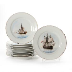 Samling af 10 tallerkener af porcelæn, dekorerede med prospekter og skibe. Kgl.P. Diam. 20 cm. 10