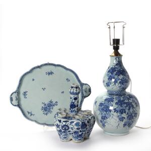 Kinesisk bakke af porcelæn, samt tulipan- og gourd formet vase, dekorerede i underglasur blå. Bakke, ca. 1800, vaserne 1920. årh. 3