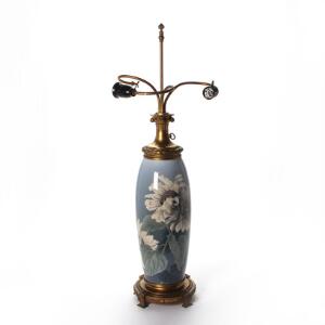 Bordlampe af porcelæn, dekoreret i underglasur farver med solsikker, monteret med forgyldt bronze. H. 84 cm.