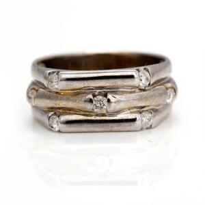Diamantring af 18 kt. hvidguld prydet med brillantslebne diamanter. Str. 55.