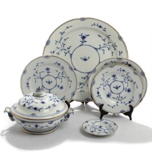 Kipling. Middagsservice af porcelæn, BG, dekoreret i guld og underglasur blå, bestående af 38 dele. 38