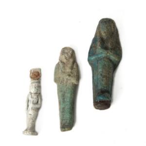 Større og mindre ushabti, figur af ægyptisk fajance. 21.-24. Dynasti. 100-700 f.Kr. H. 8-8,5 cm. Og Hathor figurin. Ca 1000-30 f.Kr. H. 7-9 cm. 3