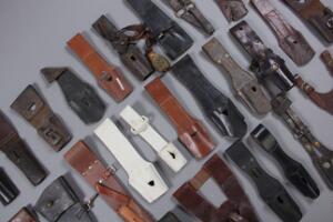 En samling diverse sabeltasker til bajonetter, bælter og felttegn. 48