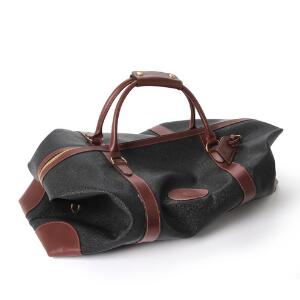 Mulberry Weekend taske af brunt og imiteret sort læder, med dobbelt hank, aftagelig skulderrem og lås. L. ca. 56 cm. B. ca. 21 cm.