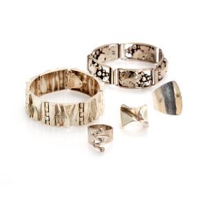 Smykkesamling af sølv og sterling sølv bestående af to armbånd og tre ringe i forskellige designs bla. Lapponia. L. ca. 18 cm. Str. 53-59. 5