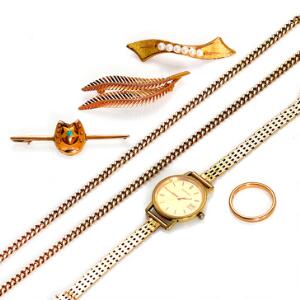 Certina damearmbåndsur i kasse af 14 kt. guld samt to brocher af 18 kt. guld heraf en prydet med perler samt en broche, en halskæde og en ring af 14 kt. guld.