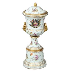 Låg prydvase af porcelæn, dekoreret i farver og guld med. Wiens mærke, ca. 1900. H. 81 cm.