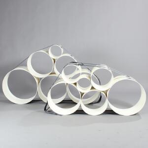 Pil Bredhal Oto 100. Reolsystem af cylinderformede hvidt glasfiber, bestående af to sektioner. Udført hos Muuto. Diam. 20-50. 2
