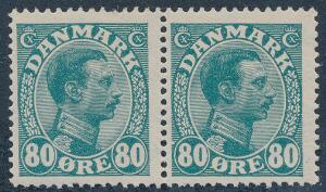1915. Chr. X 80 øre, blågrøn. Parstykke med variant Farveløs trekant i venstre side. Varianten er postfrisk