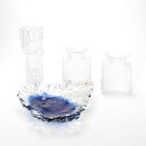 Timo Sarpaneva, Tapio Wirkkala, m.fl. Fire dele finsk glas bestående af tre vaser samt et fad af hhv. klart og blåt glas. 4