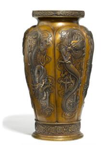 Kinesisk vase af brunpatineret bronze, støbt med drager i felter, foroven og neden blomterbort. Mærket. 19. årh. H. 39 cm.