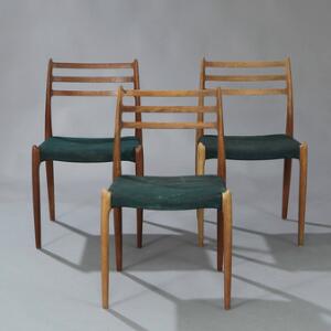 Niels O. Møller Sæt på tre spisestole med stel af teak. Sæde betrukket med grønsort-nistret stof. Model 78. Udført hos J.L. Møller. 3
