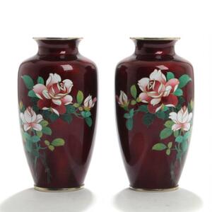 Et par orientalske Ginbari cloisonné vaser, prydet med roser på rød grund. Stemplet Sunkyou. 20. årh. H. 19. 2