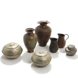 To orientalske lågskåle af sølv. Vægt ca. 674 gr. Større og mindre vase og to kander af kobber samt thedåse af metal. 19.-20. årh. H. 7-20. 7
