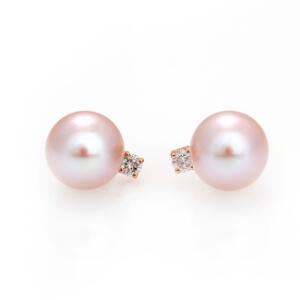 Et par perle- og diamantørestikker af 14 kt. pink guld hver prydet med rosa ferskvands perle og brillantslebet diamant. Perlediam. ca. 5 mm. 2