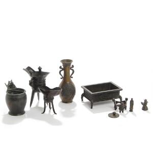 Orientalsk røgelseskar, to tripod, vase, krukke med figur, opiumsvægt, to figurer og låg af patineret bronze. 19.-20. årh. H. 4,5-18. 9