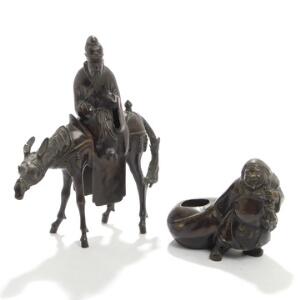 Vismand riddende på æsel og Budai. To orientalske figurer af patineret bronze. 19. årh. H. 31,5. L. 27,5. Budai H. 15,5. L. 17,5. 2
