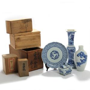 To orientalske vaser, røgelseskar og tallerken af porcelæn, dekoreret i underglasur blå samt fem kiri-æsker af træ. 19.-20. årh. 9