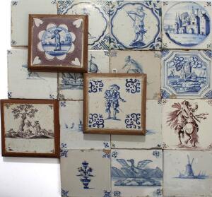 17 hollandske fliser af fajance, dekorerede i blå og purpur primært med figurer og landskaber. 18. årh. 17
