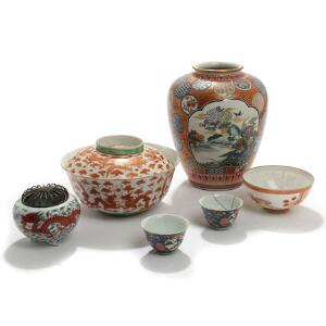 Orientalsk lågfad, tre større og mindre skåle, vase samt røgelseskar af porcelæn, dekoreret i farver og guld. 19.-20. årh. H. 5-24. 6