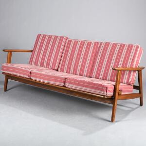 Hans J. Wegner GE 233. Tre-personers sofa af bøgetræ, løse hynder med stribet stof. Designet 1952. Udført hos Getama, Gedsted. L. 180.