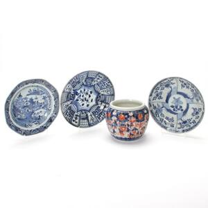 Tre kinesiske tallerkener i underglasur blå, samt japansk Imari vase med rillet korpus. 18.-20. årh. Vase H. 14. Tallerkener Diam. 22-24. 4