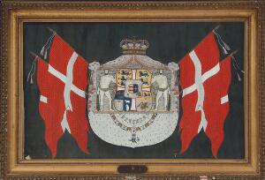 Det danske rigsvåben udført i silke med guldtrækkeri. I ramme. 57 x 86 cm.