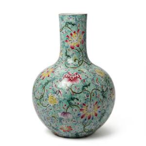 Stor kinesisk flaskeformet vase af porcelæn, dekoreret i farver på æblegrund med blomster og bladværk. Mærket Qianlong, 20. årh. H. 44 cm.