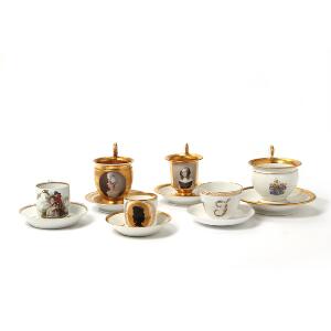 6 par diverse kopper af porcelæn dekorerede i farver og med guld. 19. årh. H. 7-14 cm. 6