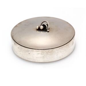 Aage Weimar Cirkulært smykkeskrin af sølv, låg smedet med stiliserede blade samt kugler. Diam. 13 cm.