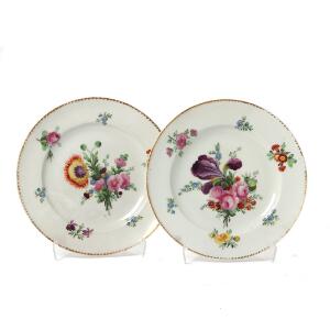 Saksisk Blomst to tallerkener af porcelæn, dekorerede i farver og guld med blomster. Den Kongelige Porcelainsfabrik. 18. årh. Diam. 24 cm. 2