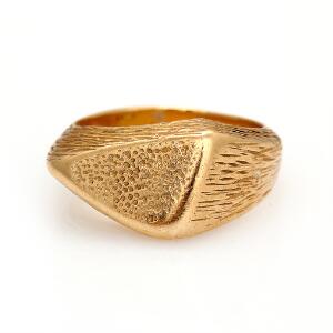 Ring af 14 kt. satineret guld. Str. 54. Vægt 14 g.