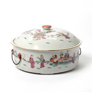 Kinesisk rund madskål af porcelæn, dekoreret i farver. Qing, Guangxu. Diam 28 cm.