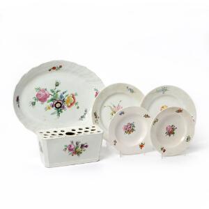 Samling diverse porcelæn, bestående af bouqettiere, fire tallerkener samt fad, dekorerede med blomster. Den Kongelige Porcelainsfabrik, 18.-19. årh. 6