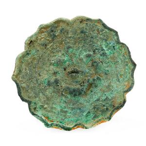 Kinesisk spejl af korroderet bronze. Antagelig Han 206 f.kr. - 220 E. kr.. Diam. 11 cm.