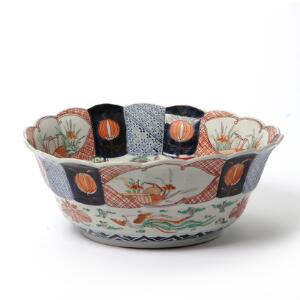 Japansk skål af porcelæn, dekoreret i farver. Imari 1868-1912. Diam. 29 cm. H. 12 cm.
