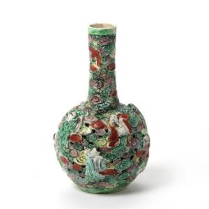 Kinesisk vase af gennembrudt porcelæn dekoreret og modeleret i farver med med skyformationer og vismænd, Qianlong mærke i bund. 20. årh. H. 23 cm.