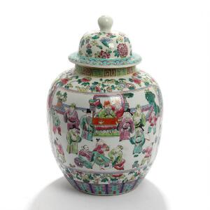 Orientalske lågvase af porcelæn dekoreret med kineserier i farver. Under bund mærket. 20. årh. H. 46.