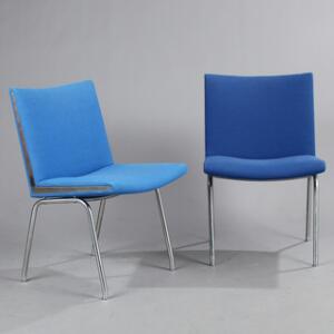 Hans J. Wegner Lufthavnsstol. Et par stole med stel af stål, sæde og ryg med blåt uld. Model AP 38. Formgivet 1958. Udført hos AP Stolen. 2