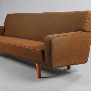 Hans J. Wegner AP 32. Tre-personers sofa, sæde og ryg med brunt uld, ben af egetræ. Model AP 32 S. Udført hos AP Stolen. L. 202.
