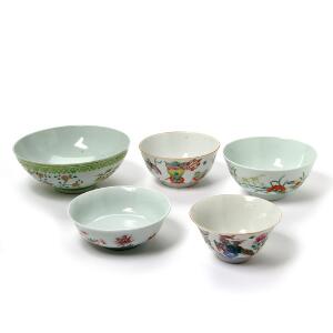 Samling på fem kinesiske små skåle af porcelæn, dekorerede i farver. Daoguang og senere. Diam. 11-17,5 cm. 5
