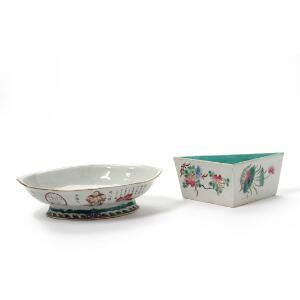 To kinesiske præsentationsskåle af porcelæn, én oval og én tre-sidet, dekorerede i farver. Republic 1912-1949. H. 6-7 cm. L. 18 og 23 cm. 2